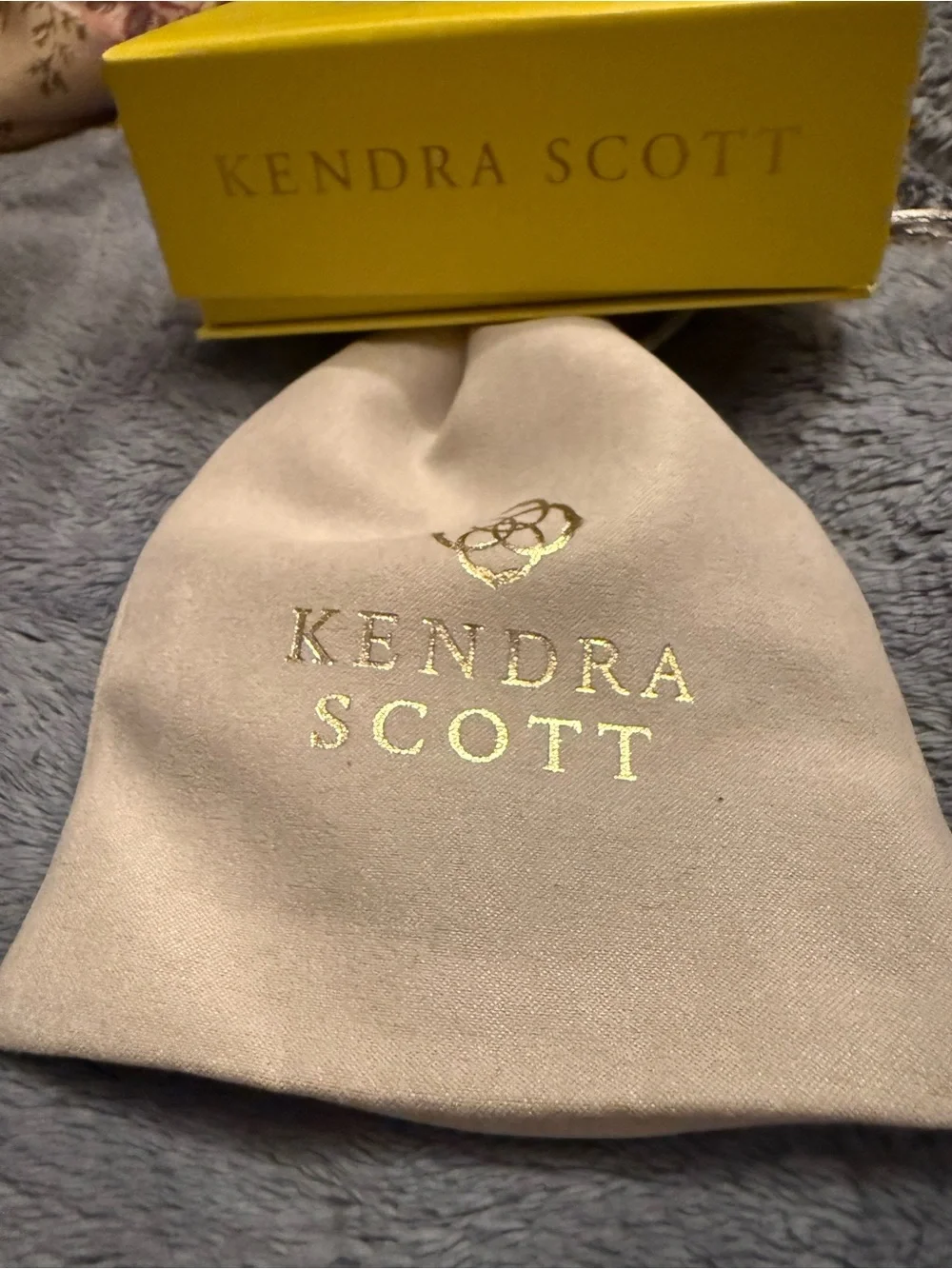 Kendra Scott Neutral Beige Jewelry Pouch with Gold Logo - Picture 2 of 5
